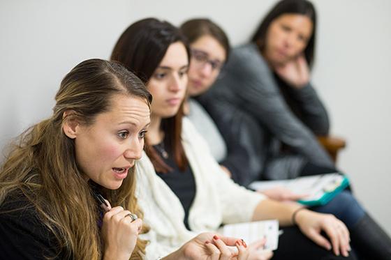 图为四名妇女在英国波胆网站心理咨询会上坐在一排椅子上.  