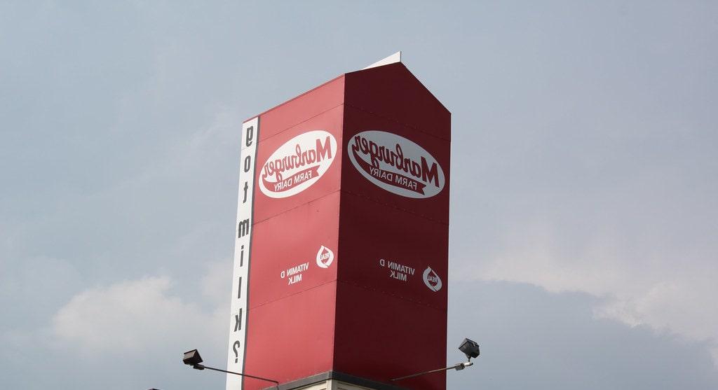 宾夕法尼亚州一家生产工厂的顶部，一个红色的大牛奶盒上写着“Marburger Dairy”. 