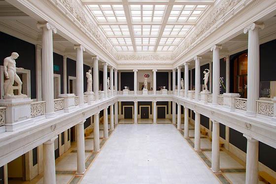 卡内基艺术博物馆雕像大厅的照片, 有白色圆柱和雕像的华丽房间