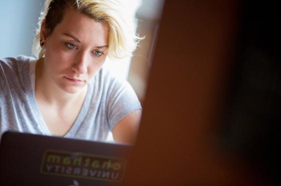图为一名波胆网站的女学生在看笔记本电脑