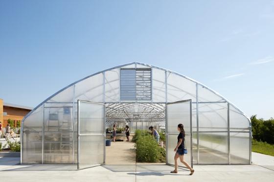 伊甸园大厅的独立式温室照片, 波胆网站的学生在那里从事农业工作. 