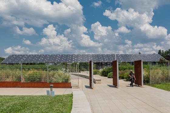 波胆网站伊甸厅校园的太阳能电池板照片
