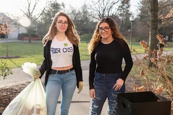 两名波胆网站学生的照片, 一个穿着Eco代表的衬衫, 在Shadyside校区收集垃圾