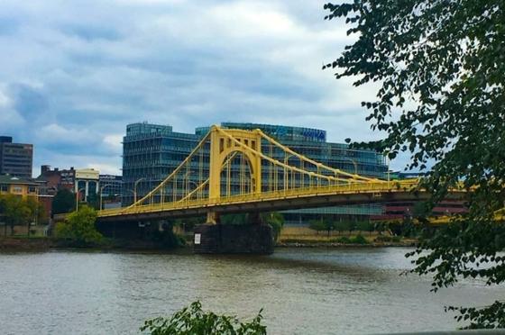 匹兹堡河和桥的照片